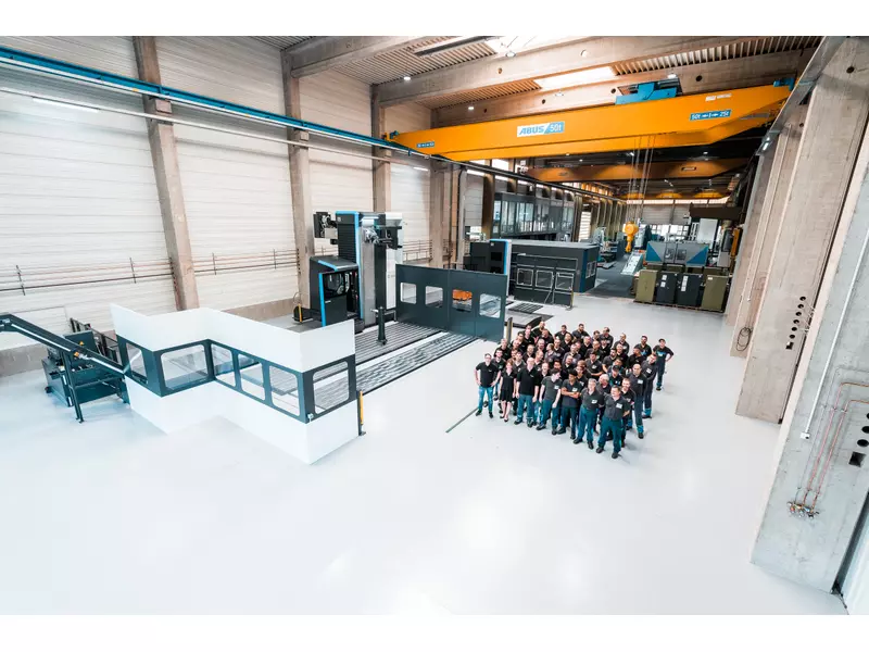 Das Mayer Stahl- und Apparatebau Team in der Halle für die mechanische Bearbeitung..webp